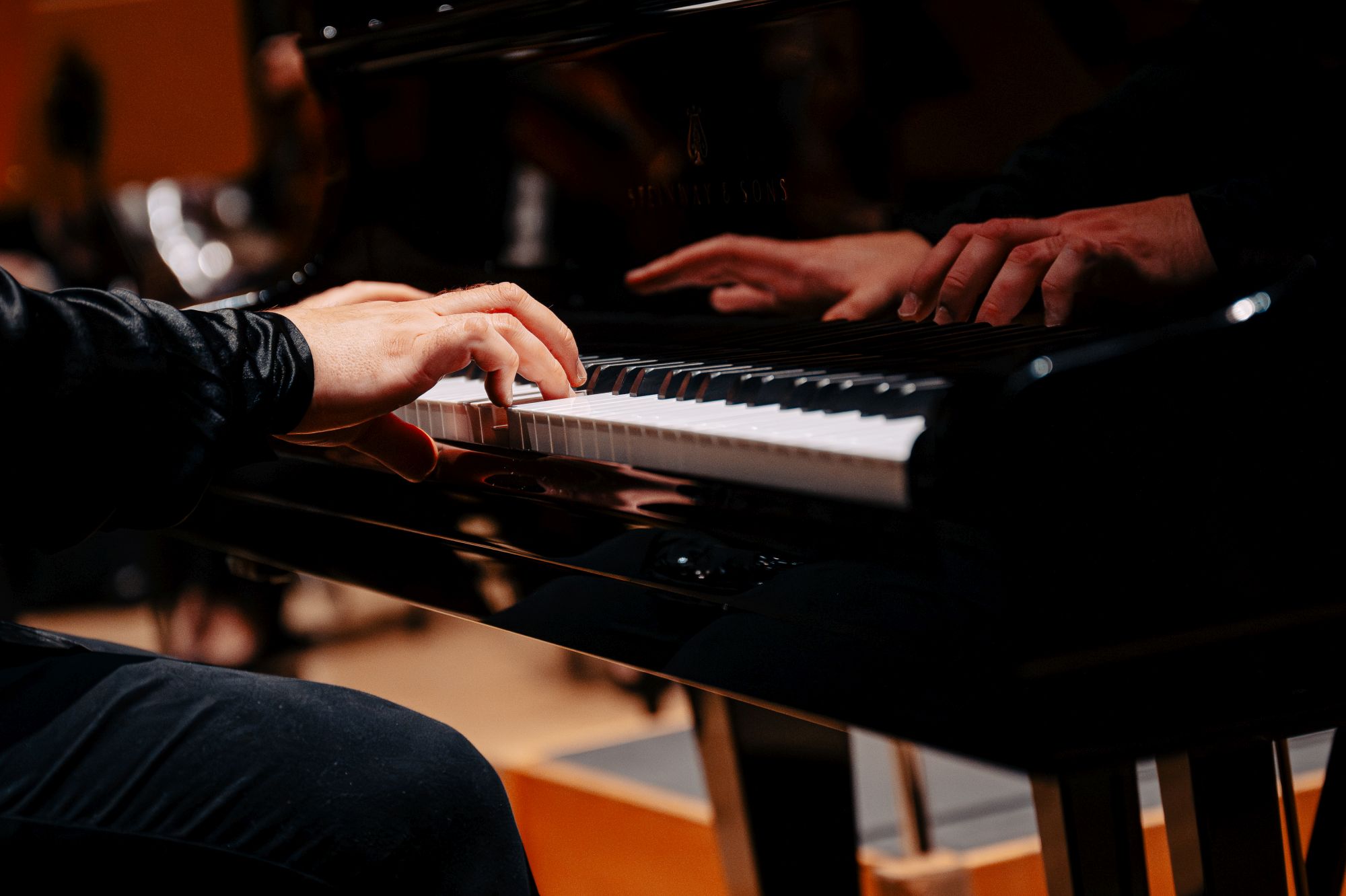 fortepian i ręce pianisty
