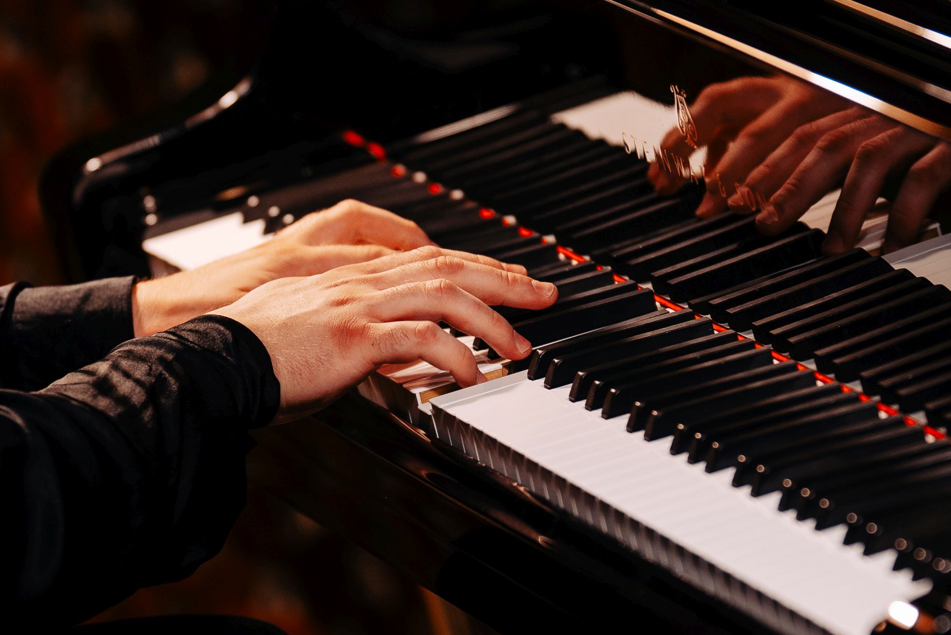 fortepian i ręce pianisty