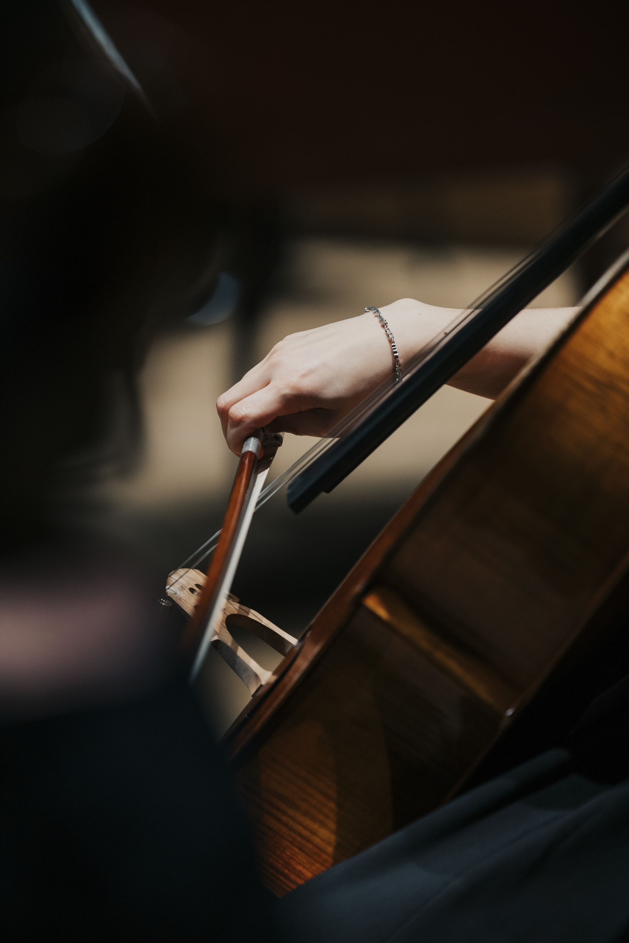 kobieca dłoń i kontrabas