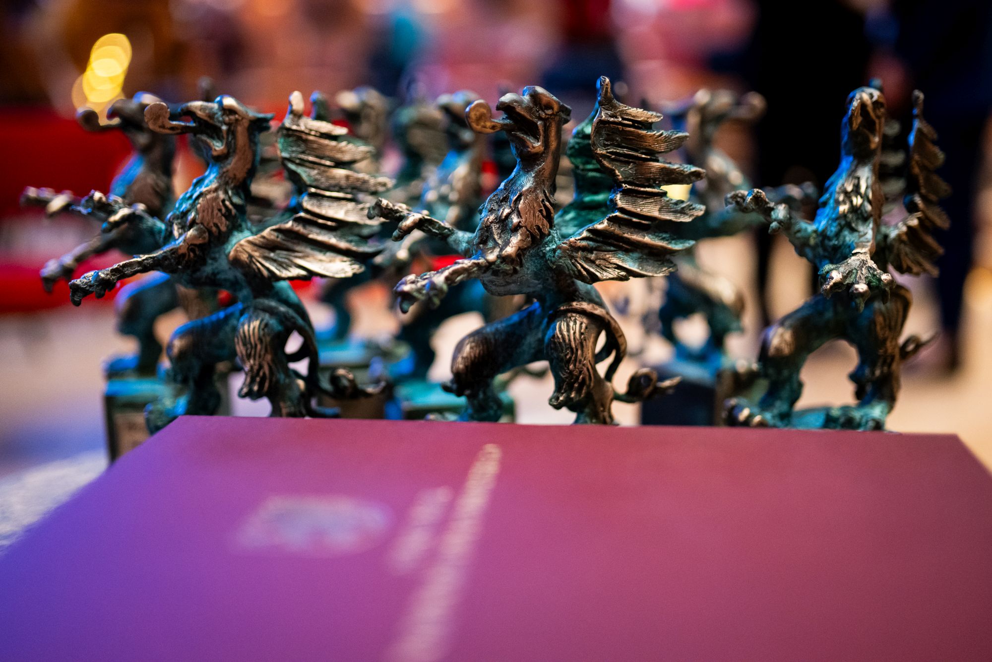 statuetki gryfa pomorskiego i dyplomy